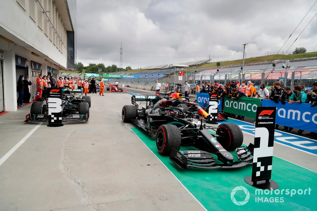 tercer lugar Valtteri Bottas, Mercedes F1 W11, el ganador de la carrera Lewis Hamilton, Mercedes-AMG Petronas F1 y el segundo lugar Max Verstappen, Red Bull Racing RB16 en Parc Ferme