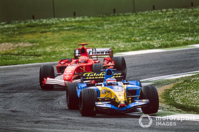 Fernando Alonso, Renault R25, precede Michael Schumacher, Ferrari F2005, GP di San Marino del 2005