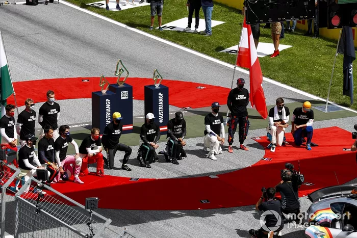 Los pilotos se arrodillan en la parrilla antes de la salida del GP de Estiria