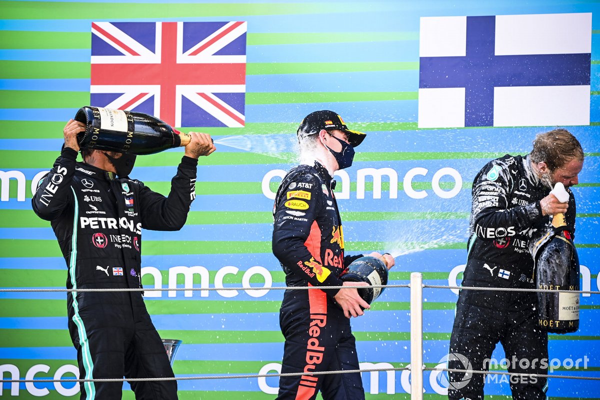 Il vincitore della gara Lewis Hamilton, Mercedes-AMG Petronas F1, Max Verstappen, Red Bull Racing e Valtteri Bottas, Mercedes-AMG Petronas F1 festeggiano sul podio con lo champagne