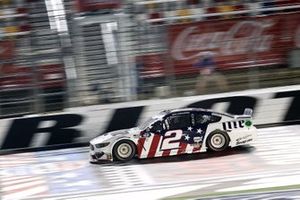 El ganador de la carrera, Brad Keselowski, Team Penske, Ford Mustang  