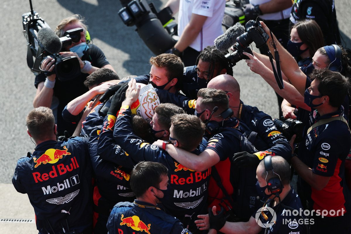 Max Verstappen, Red Bull Racing, 1ª posición, celebra la victoria con su equipo en Parc Ferme