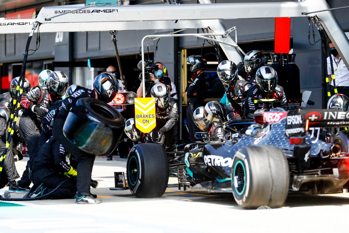 Valtteri Bottas, Mercedes F1 W11, llega a pits