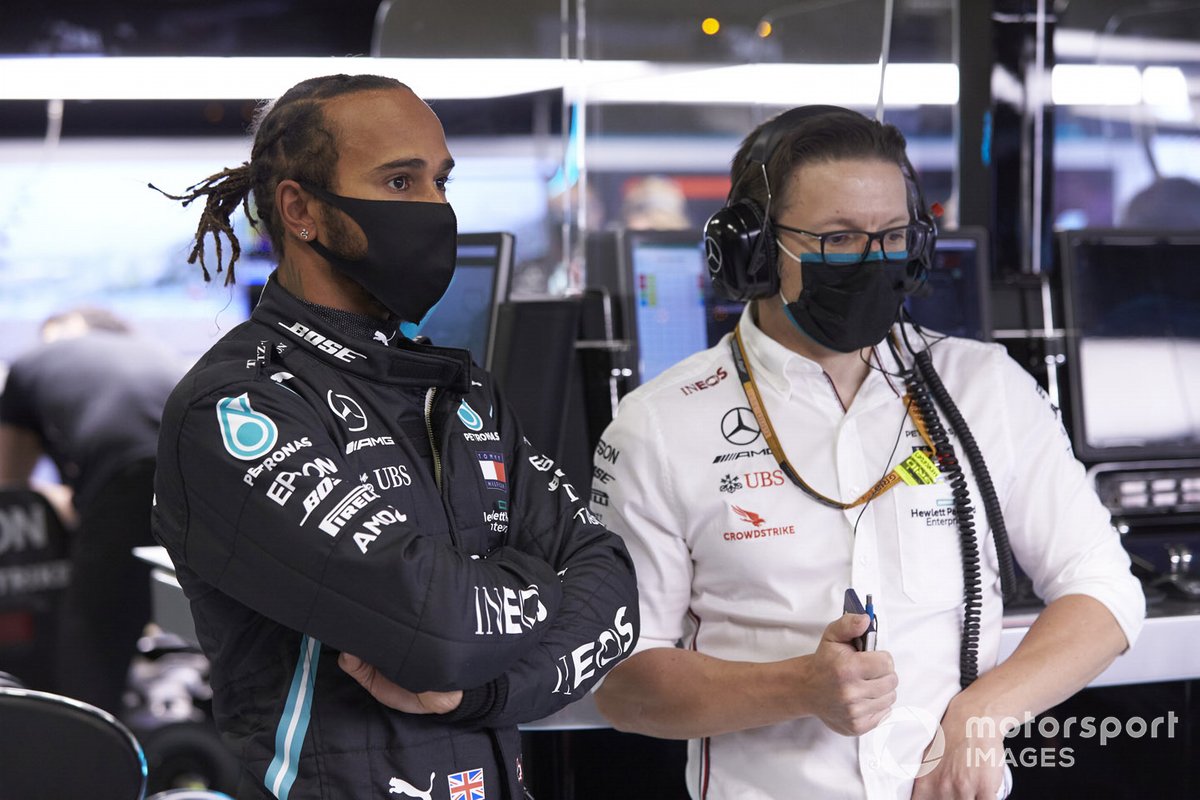 Lewis Hamilton, Mercedes-AMG Petronas F1 in the garage