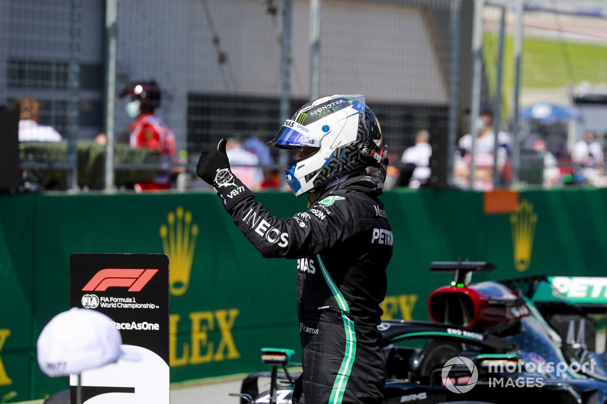 Ganado de la pole Valtteri Bottas, Mercedes-AMG Petronas F1, celebra