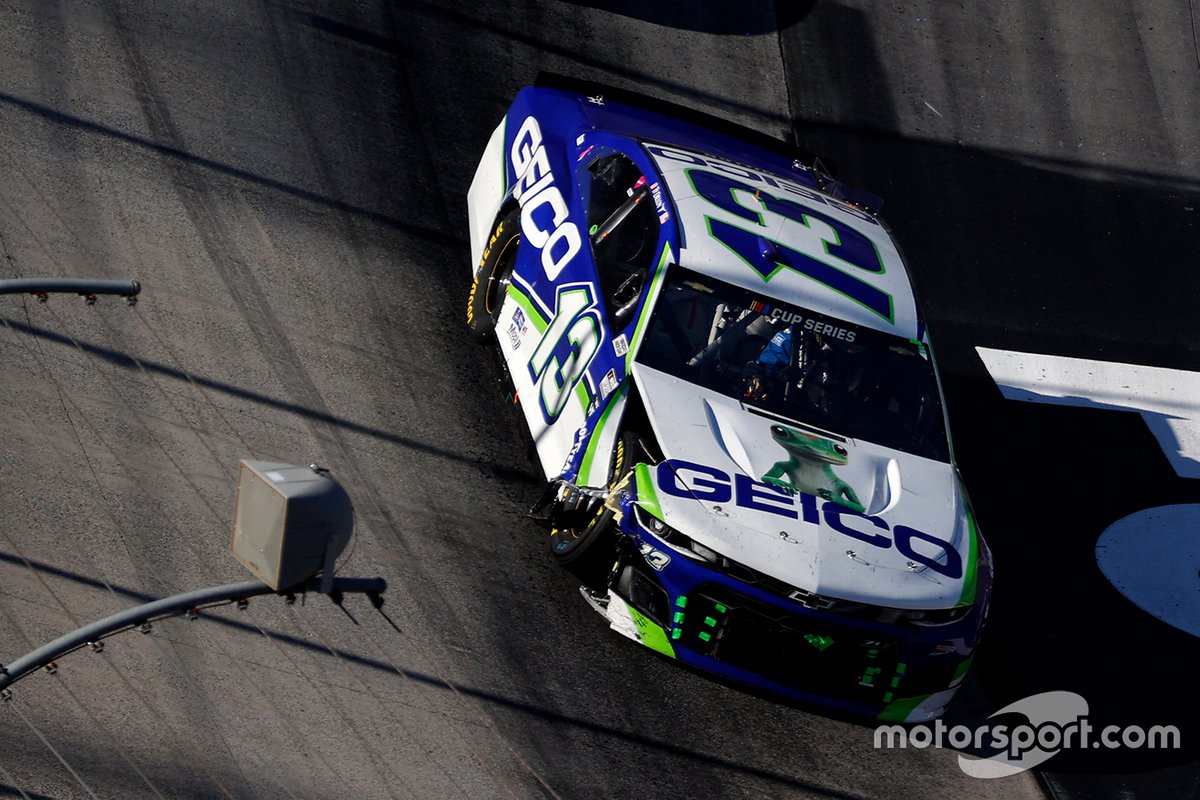 Ty Dillon, Germain Racing Chevrolet pits después de un impacto de giro