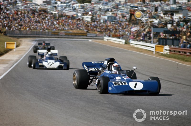 Jackie Stewart, Tyrrell 003 Ford y Mike Hailwood, Surtees TS9B Ford