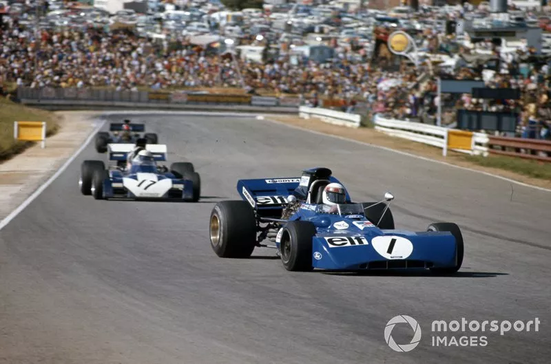 Jackie Stewart, Tyrrell 003 Ford y Mike Hailwood, Surtees TS9B Ford