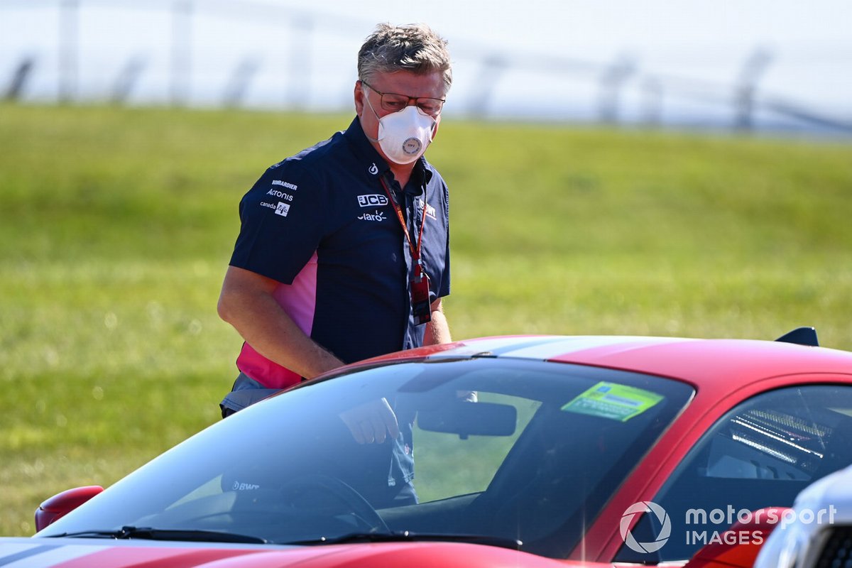 Otmar Szafnauer, director y CEO de Racing Point, llega al circuito