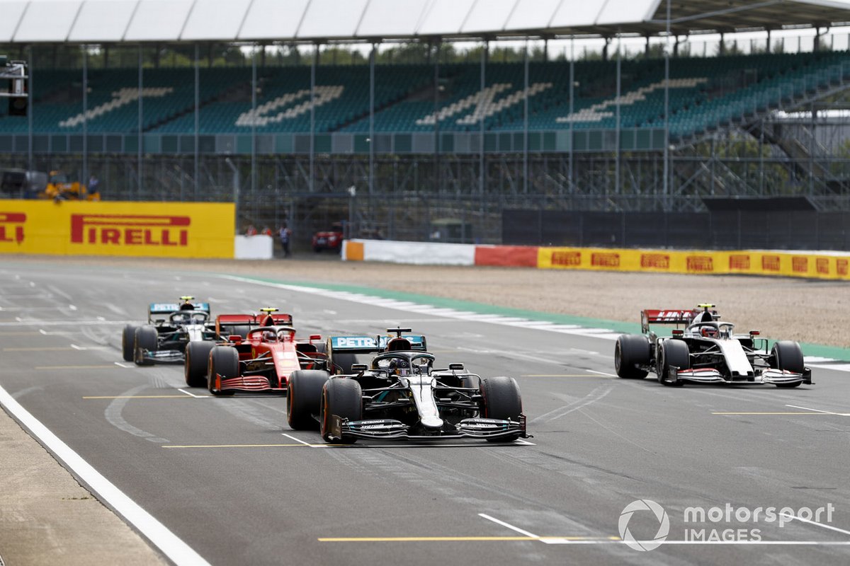 Lewis Hamilton, Mercedes F1 W11, Kevin Magnussen, Haas VF-20, Charles Leclerc, Ferrari SF1000, e Valtteri Bottas, Mercedes F1 W11, provano la procedura di partenza