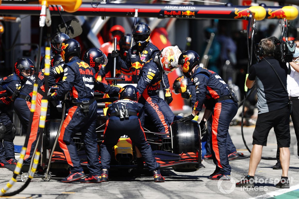 Max Verstappen, Red Bull Racing RB16, regresa a los pits y se retira