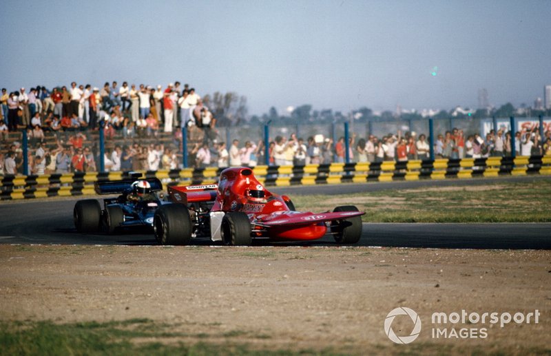 Niki Lauda, March 721 Ford davanti a Dave Walker, Lotus 72D Ford, GP d'Argentina del 1972
