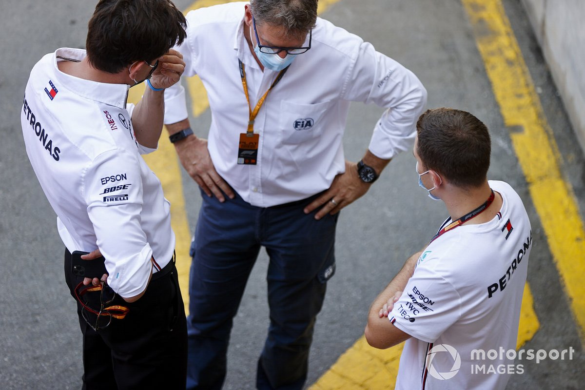 Toto Wolff, Director Ejecutivo (Negocios), Mercedes AMG, y Stoffel Vandoorne, piloto de Reserva, Mercedes-AMG Petronas F1, hablan con un representante de la FIA