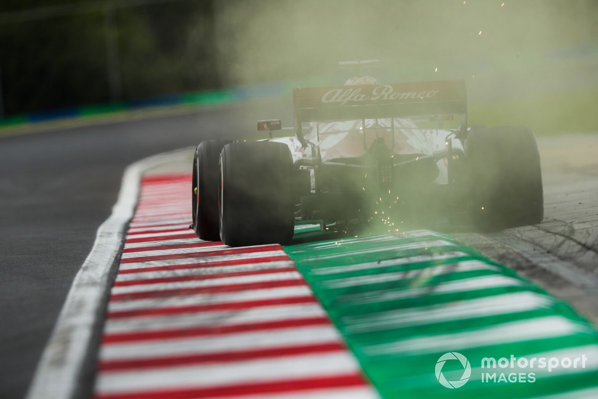 Robert Kubica, Alfa Romeo Racing C39, kicks up some sparks