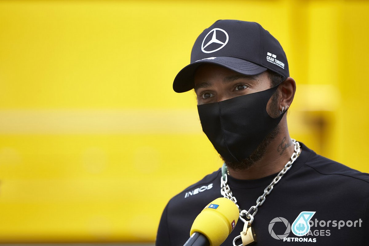 Lewis Hamilton, Mercedes-AMG Petronas F1, parla ai media