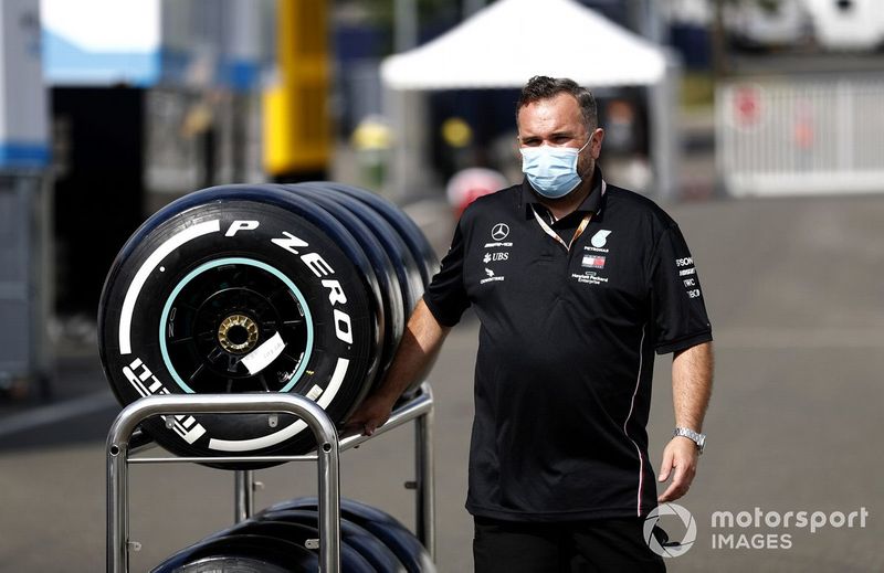 Miembro de Mercedes con las ruedas Pirelli