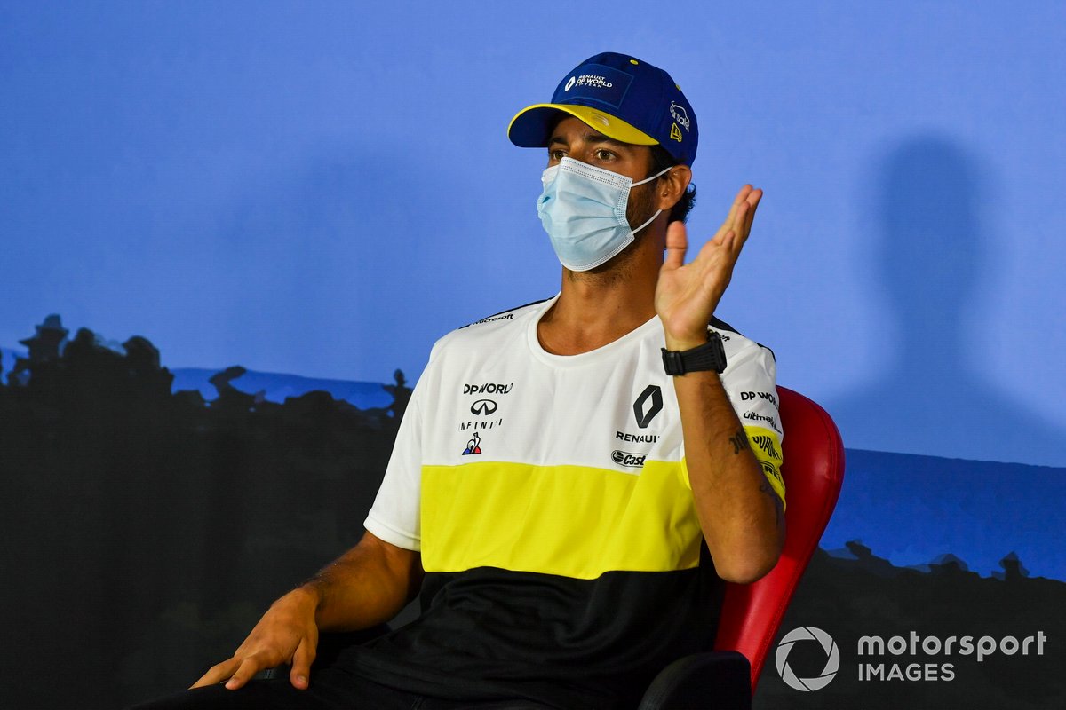 Daniel Ricciardo, Renault F1 Team en la conferencia de prensa