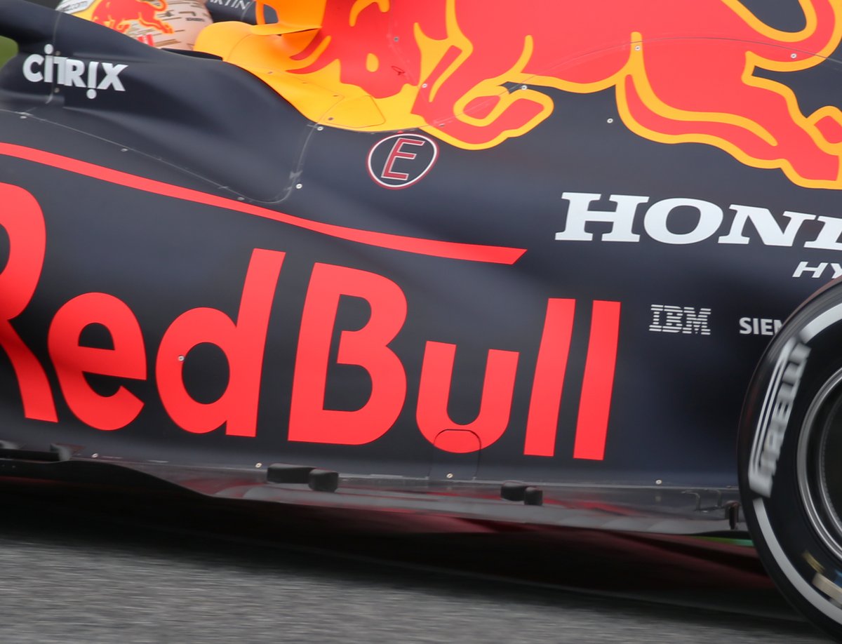 Red Bull RB16: dettaglio del fondo di Verstappen con i generatori di vortice apparsi nel filming day