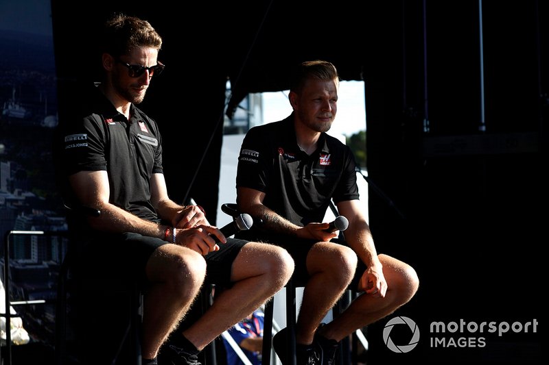 Romain Grosjean, Haas F1 e Kevin Magnussen, Haas F1 Team sul palco