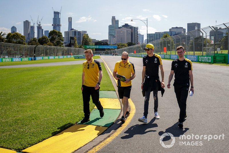 Esteban Ocon, Renault F1 Team e i membri del team camminano sulla pista