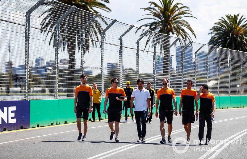 Carlos Sainz Jr., McLaren and members of the team walk the track