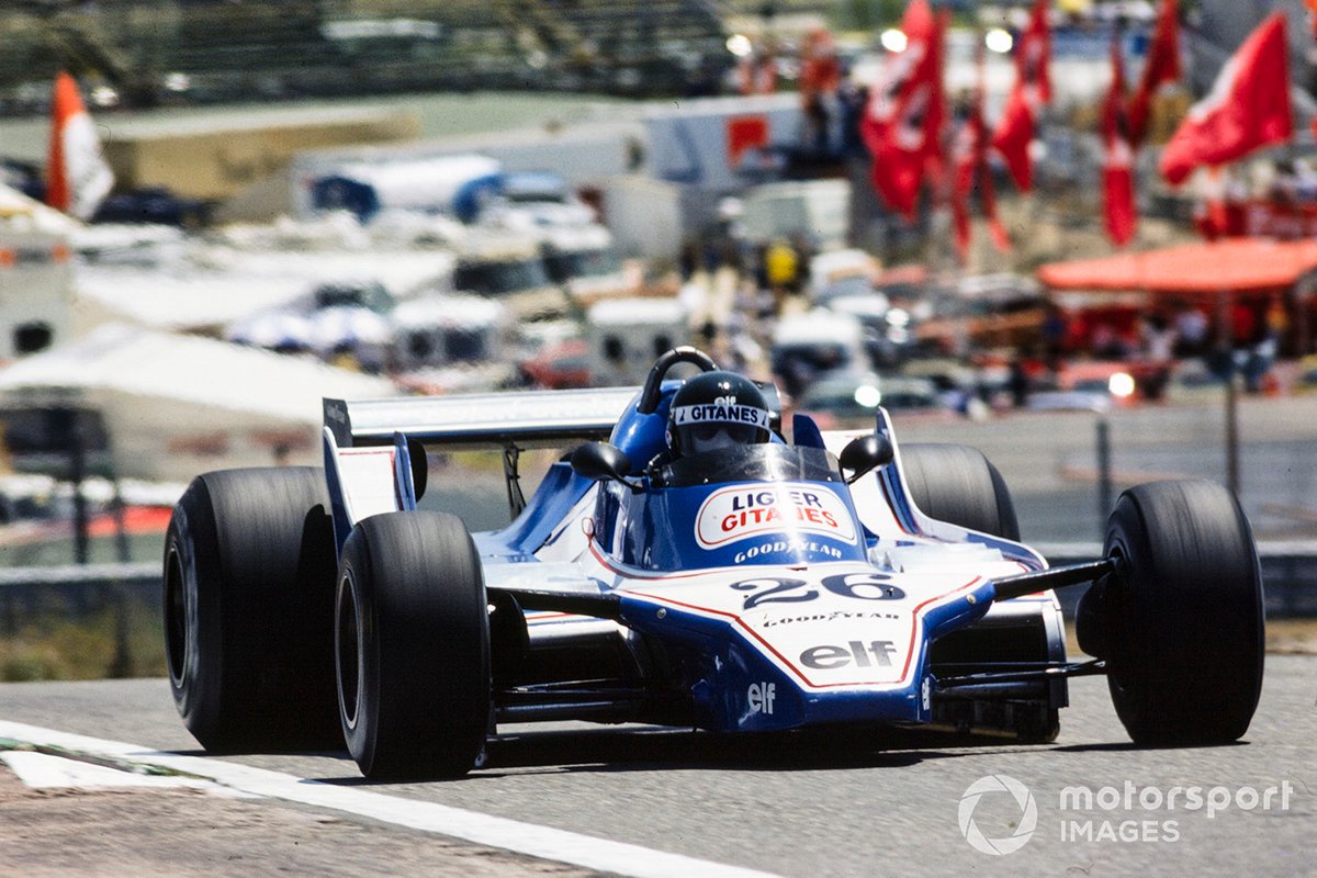 В пятницу быстрейшими стали пилоты Ligier. Жак Лаффит, проехав круг за 1:12.647, на полсекунды опередил своего напарника Дидье Пирони. Следом в протоколе расположились два гонщика Williams