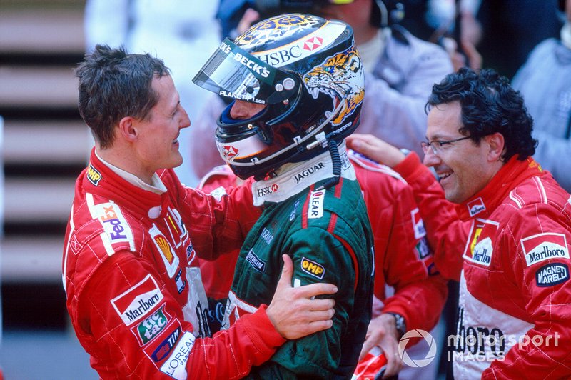 Eddie Irvine, Jaguar R3 celebra su tercera posición con el ganador de la carrera Michael Schumacher, Ferrari F2001