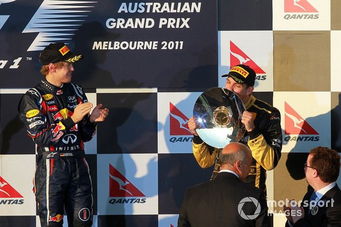 Podio: tercer lugar Vitaly Petrov, Lotus Renault GP celebra