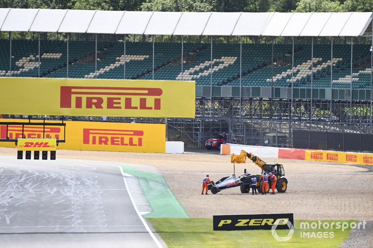 Un JCB recupera l'auto di Kevin Magnussen, Haas VF-20