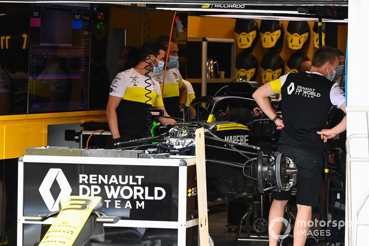 Mechanics work on the Daniel Ricciardo Renault F1 Team R.S.20 in the team's garage