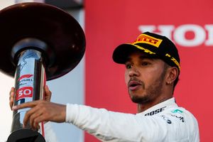 Il vincitore della gara Lewis Hamilton, Mercedes AMG F1, festeggia sul podio con il suo trofeo