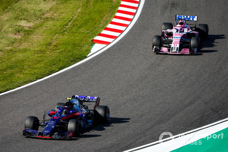Pierre Gasly, Scuderia Toro Rosso STR13, y Sergio Perez, Racing Point Force India VJM11