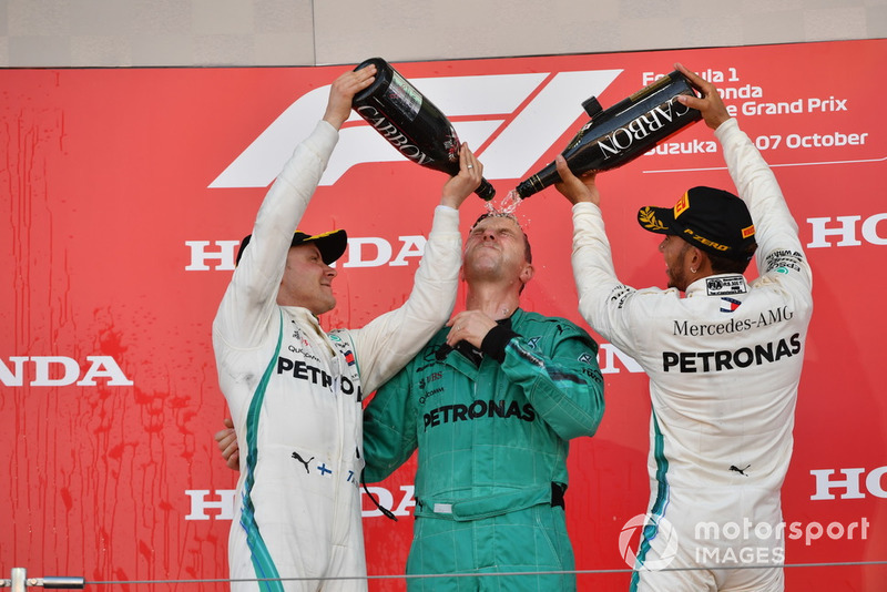 Valtteri Bottas, Mercedes AMG F1, Matt Deane, Mercedes AMG F1 Chief Mechanic and Lewis Hamilton, Mercedes AMG F1 celebrate on the podium with the champagne