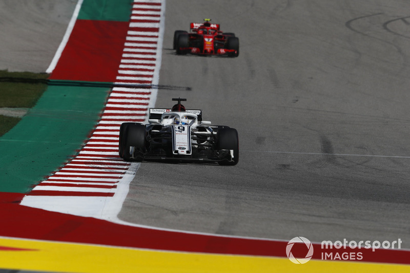Marcus Ericsson, Sauber C37 ve Kimi Raikkonen, Ferrari SF71H