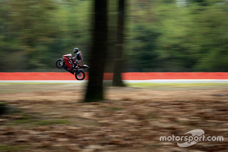 Lewis Hamilton und die MV Agusta F4 LH 44