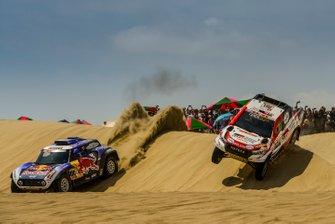 #300 X-Raid Mini JCW Team: Carlos Sainz, #301 Toyota Gazoo Racing SA: Nasser Al-Attiyah