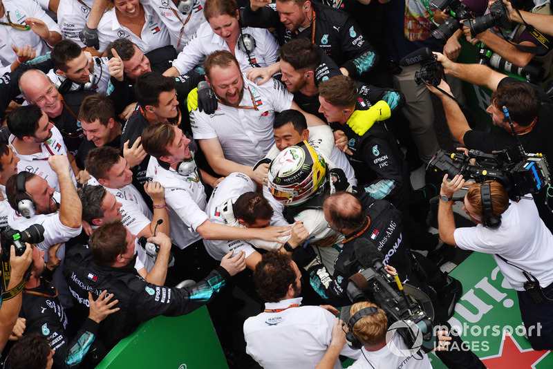 Lewis Hamilton, Mercedes AMG F1 fait tomber des barrières en fêtant sa victoire avec son équipe
