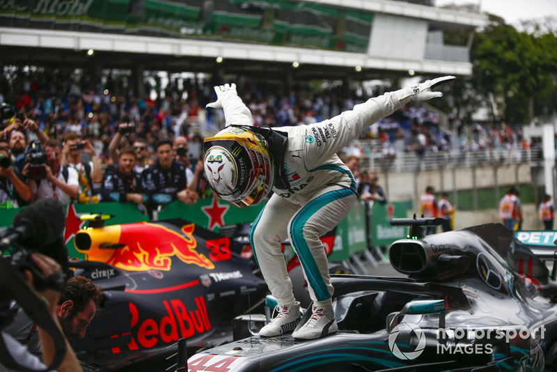 Lewis Hamilton, Mercedes AMG F1, festeggia la vittoria nel parco chiuso