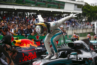 Lewis Hamilton, Mercedes AMG F1, fête sa victoire dans le Parc Fermé