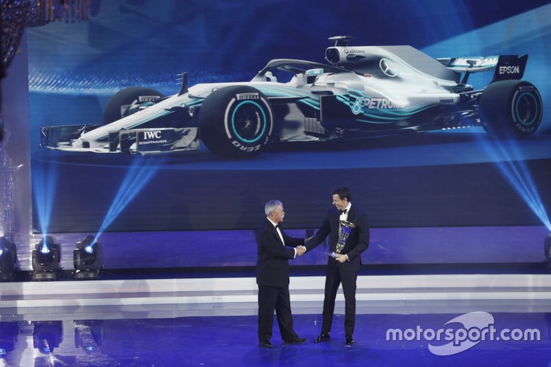 Chase Carey, F1 CEO, Toto Wolff, diretor executivo (Business), Mercedes AMG