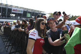 Tatiana Calderon, Alfa Romeo Sauber F1 Team Test Driver fans selfie