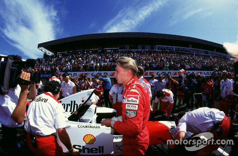 Mika Hakkinen rijdt zijn eerste race voor McLaren