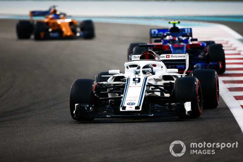 Marcus Ericsson, Sauber C37 leads Pierre Gasly, Scuderia Toro Rosso STR13 and Fernando Alonso, McLaren MCL33