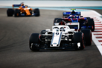 Marcus Ericsson, Sauber C37 leads Pierre Gasly, Scuderia Toro Rosso STR13 and Fernando Alonso, McLaren MCL33