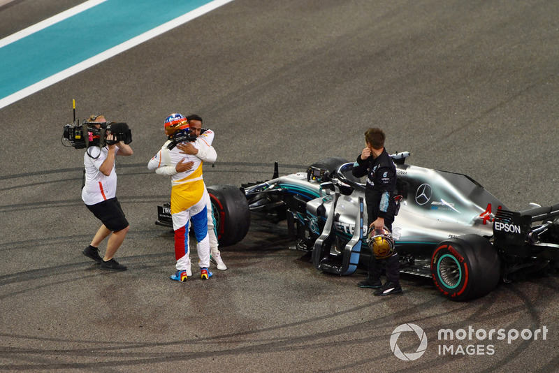 Fernando Alonso, McLaren y Lewis Hamilton, Mercedes AMG F1 se abrazan al final de la carrera