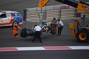 La monoposto incidentata di Nico Hulkenberg, Renault Sport F1 Team R.S. 18, viene recuperata