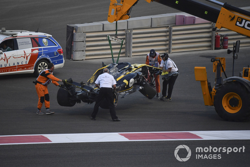 The crashed car of Nico Hulkenberg, Renault Sport F1 Team R.S. 18 is recovered 