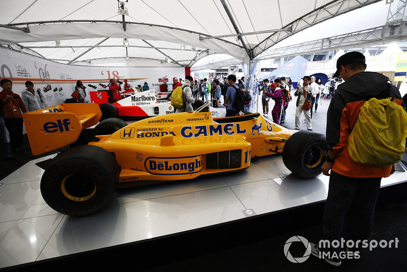 Fans melihat mobil-mobil F1dari tim Lotus, McLaren, dan BAR yang ditenagai mesin Honda