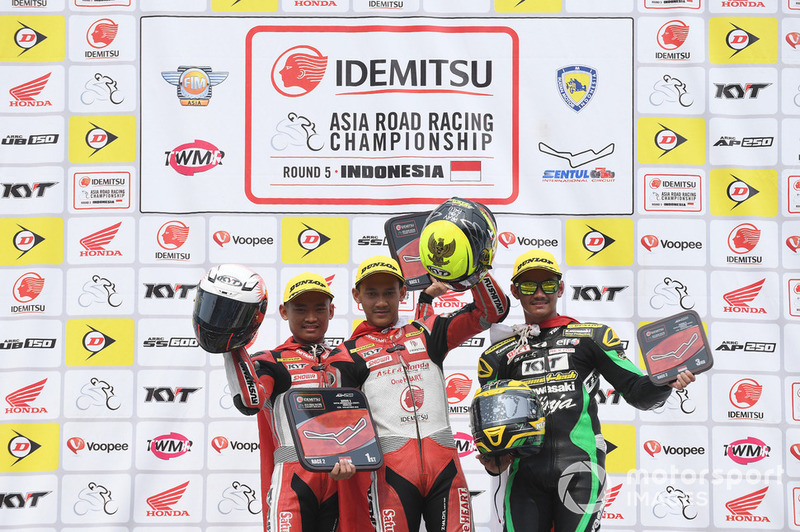 Podium Race 2 AP250 ARRC Sentul 2018: Rheza Danica dan Awhin Sanjaya, Astra Honda Racing Team, AM Fadly, Manual Tech KYT Kawasaki Racing