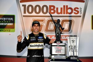 Race winner Aric Almirola, Stewart-Haas Racing, Ford Fusion Smithfield Bacon for Life